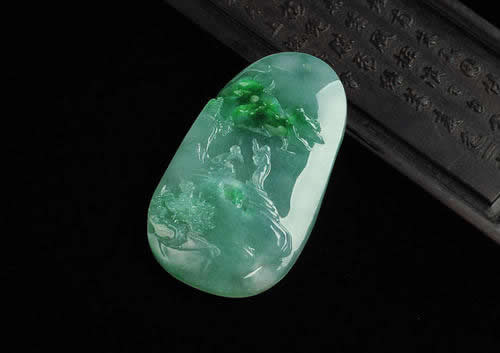 女性适合玉石还是适合翡翠？