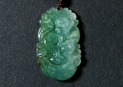 如何挑选翡翠生肖吊坠