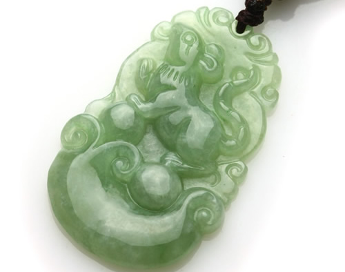 如何挑选翡翠生肖吊坠