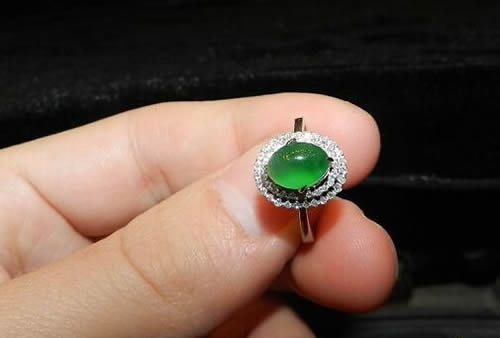 翡翠戒指戴在不同手指的意义