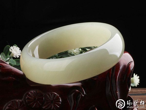 和田玉手镯为何会绑根“红丝线”?