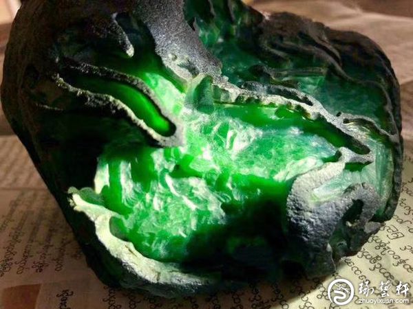 关于翡翠原石毛料中的“蟒’’