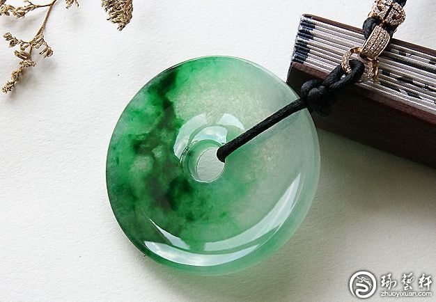 如何鉴赏翡翠的“水头”？