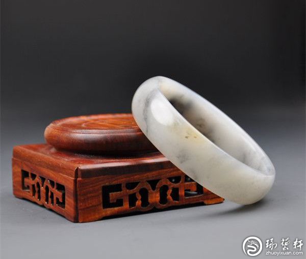 如何识别和田玉手镯的好坏？