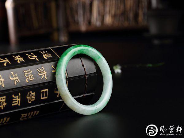 翡翠的“顺纹”和“逆纹”