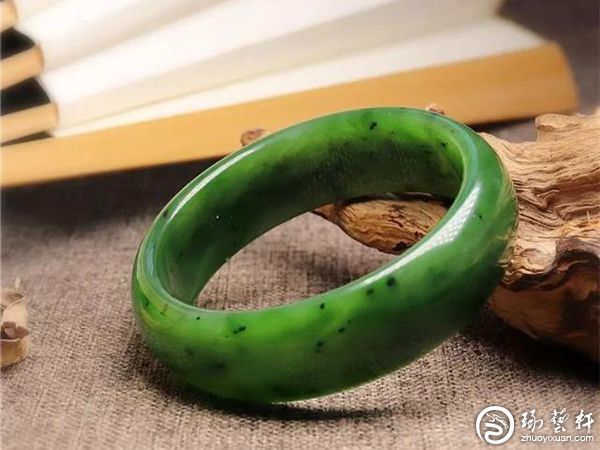 碧玉的黑点戴久了会消失?