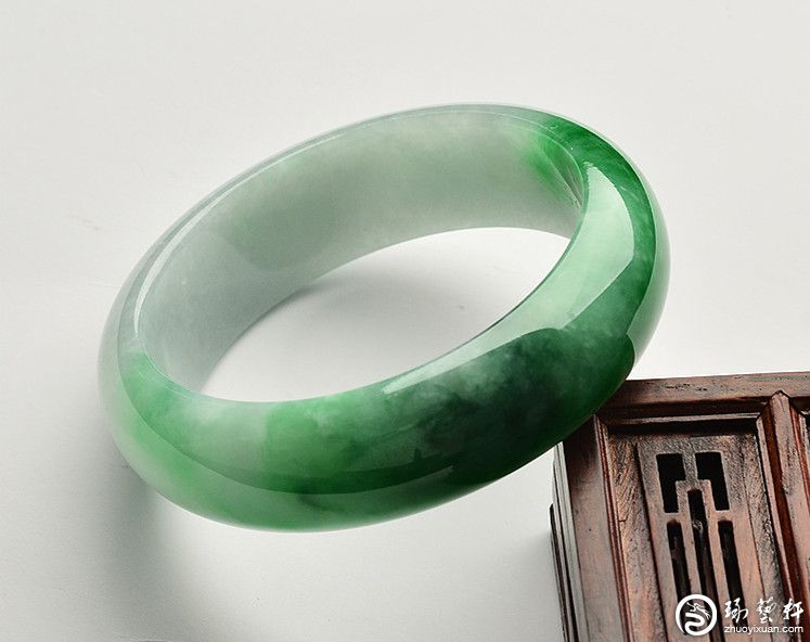 如何看翡翠玉镯的水头？