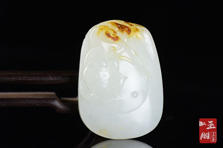 从玉吊坠图片，看和田玉吊坠的选购技巧