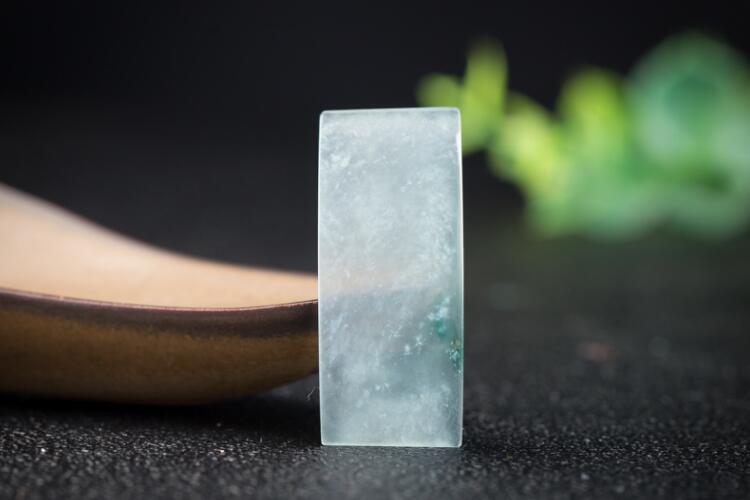 如何鉴定翡翠真假？注蜡翡翠的真假鉴别技巧