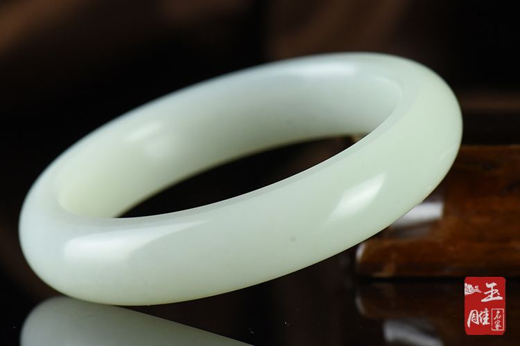 和田玉手镯价格目前价格是多少？和田玉手镯多少钱一个？