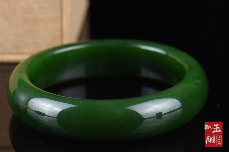 和田碧玉手镯有黑点好吗?黑点对手镯的价值影响大吗?