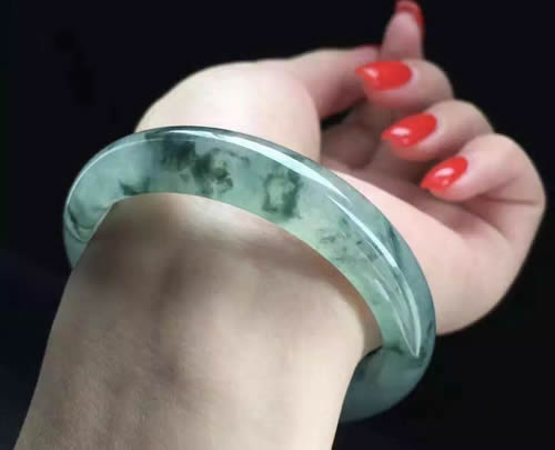 翡翠镯子送人有什么忌讳和讲究