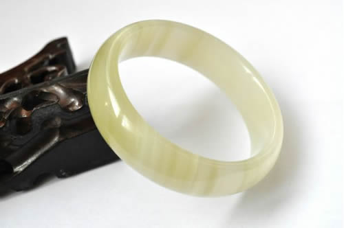 蓝田玉的鉴别方法有哪些？价格如何？