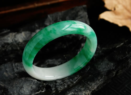 什么是苹果绿翡翠手镯？该如何选购？