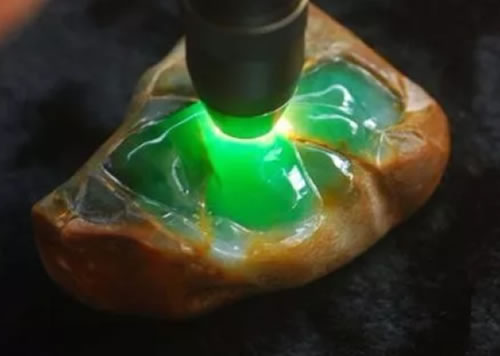 一块翡翠原石值多少钱