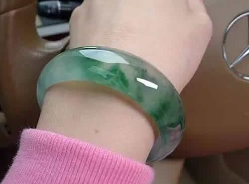 玉镯戴哪只手比较好比较正确