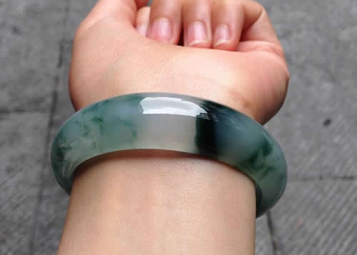 怎样鉴别玉手镯的真假好坏 翡翠手镯真假鉴定方法