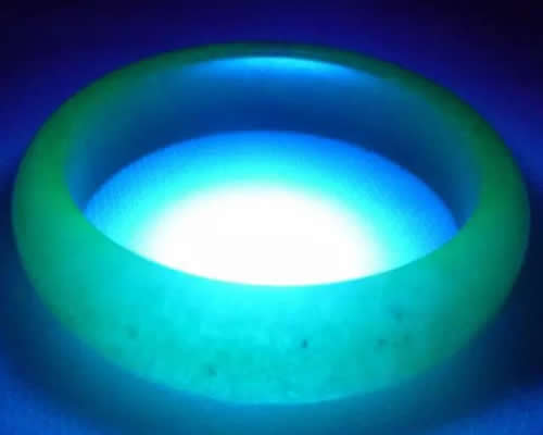 怎么看翡翠真假 用紫外线灯辨别翡翠的真假