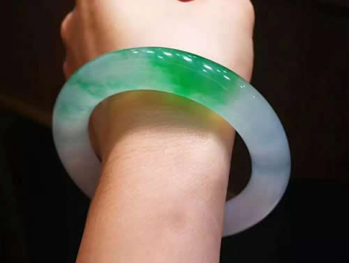 翡翠手镯鉴定方法 翡翠手镯分辨真假