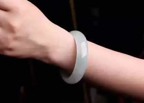 戴玉镯对女人有什么好处 戴玉手镯的功效与作用 戴玉镯对女人有什么好处 戴玉手镯的功效与作用