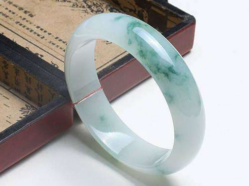 翡翠镯子价格一般多少钱 翡翠镯子多少钱一个