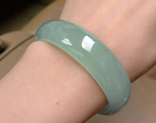 玉镯带哪只手 玉镯戴左手还是右手