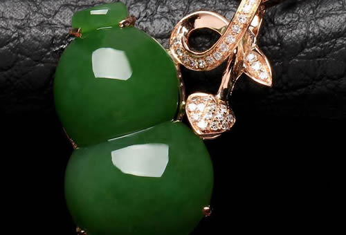 佩戴和田玉葫芦吊坠的寓意