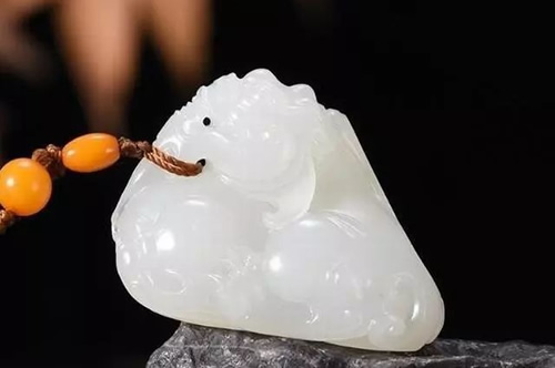 女士戴白玉还是碧玉好 碧玉和白玉哪个好