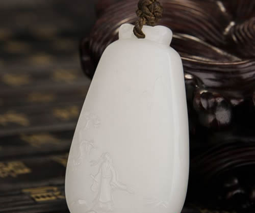 佩戴和田玉和翡翠哪个好？