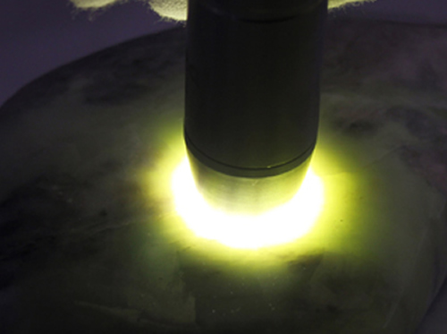 利用手电照玉原石的鉴别方法