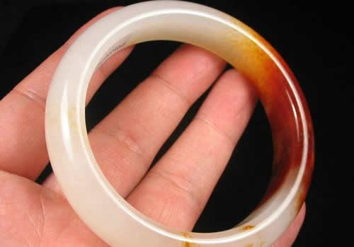 玉手镯戴哪只手吉利？玉手镯佩戴在哪只手合适