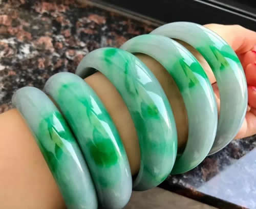 玉手镯戴哪只手吉利？玉手镯佩戴在哪只手合适