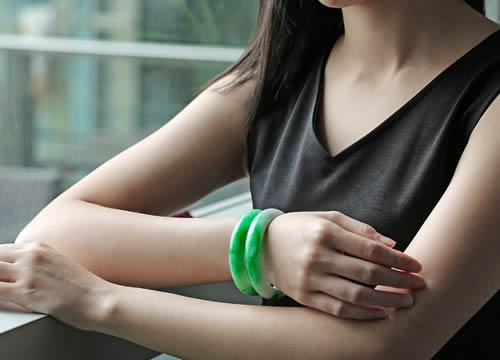 女人梦见蛇预示着什么？梦见自己掉牙齿，梦见自己怀孕是什么意思