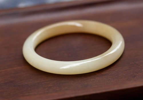 和田玉手镯什么颜色最好？鉴别最简单方法，怎么保养