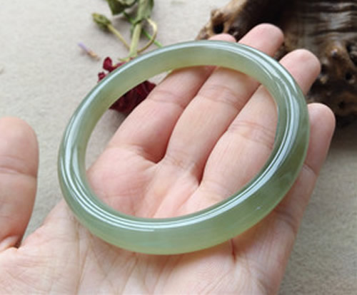 和田玉手镯什么颜色最好？鉴别最简单方法，怎么保养