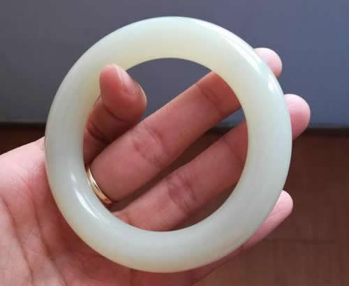 和田玉手镯什么颜色最好？鉴别最简单方法，怎么保养