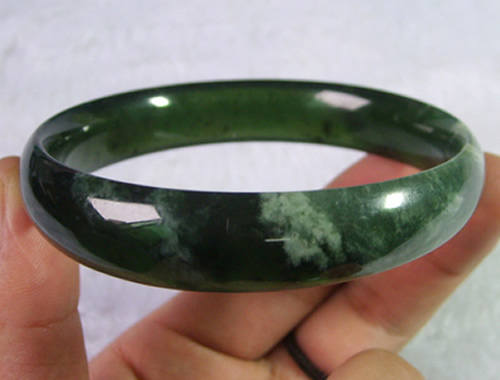 佩戴和田玉有什么好处？功效与作用有哪些？有什么讲究