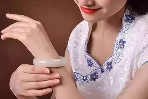 佩戴和田玉有什么好处？功效与作用有哪些？有什么讲究
