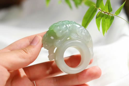 佩戴和田玉有什么好处？功效与作用有哪些？有什么讲究