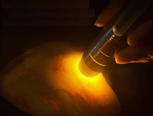 怎么样用手电鉴别玉石？手电玉石的鉴别方法