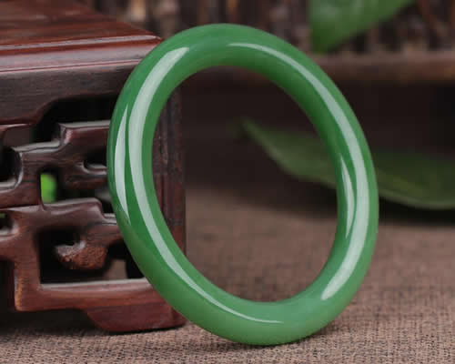 俄罗斯碧玉怎么鉴别真假？什么颜色最好？特点是什么