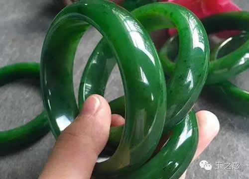 俄罗斯碧玉怎么鉴别真假？什么颜色最好？特点是什么