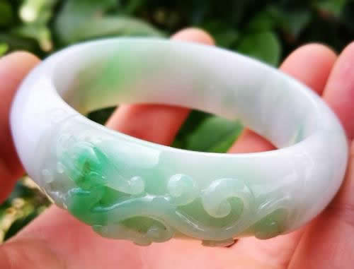 女生手镯应该带那只手？玉手镯带左边好还是右边好