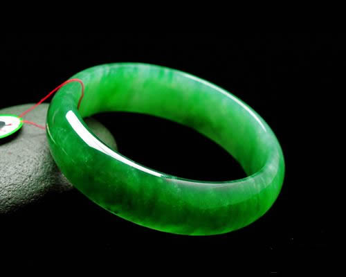 翡翠手镯怎么保养 如何保养翡翠玉镯才会越来越亮