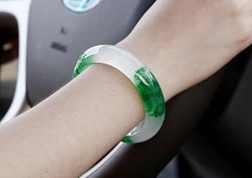 玉镯裂了没断还能戴吗？玉镯裂了怎么修复