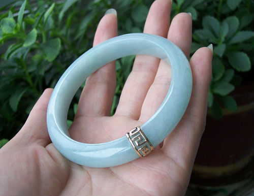 玉镯裂了没断还能戴吗？玉镯裂了怎么修复