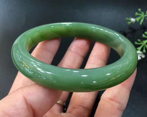 和田碧玉与和田青玉哪个好？区别那个值钱