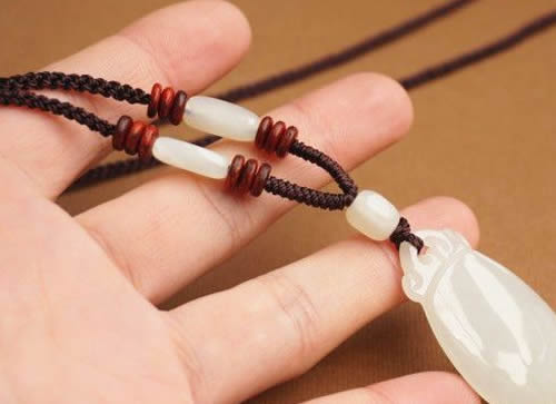和田玉坠一般配什么项链？玉吊坠挂绳怎么搭配好看