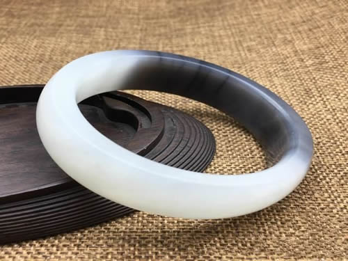 玉镯子大概多少钱 和田玉手镯多少钱一只？