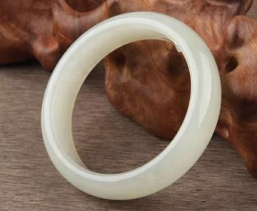 和田玉手镯怎么养出油 玉手镯如何保养更油润光泽？